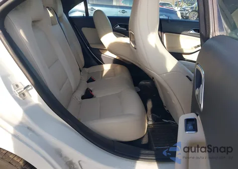 2014 Mercedes-Benz Cla 250 z USA, uszkodzony, nr VIN WDDSJ4EB0EN053692